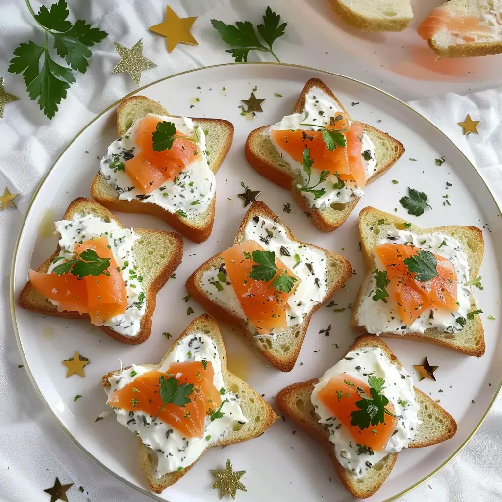 Petits toasts étoilés avec fromage frais, saumon fumé et herbes sur une assiette festive.