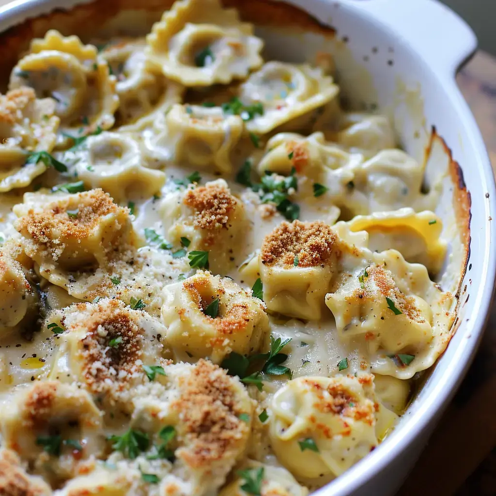 Un délicieux gratin de tortellini au fromage et artichauts, décoré de persil et de chapelure croquante.