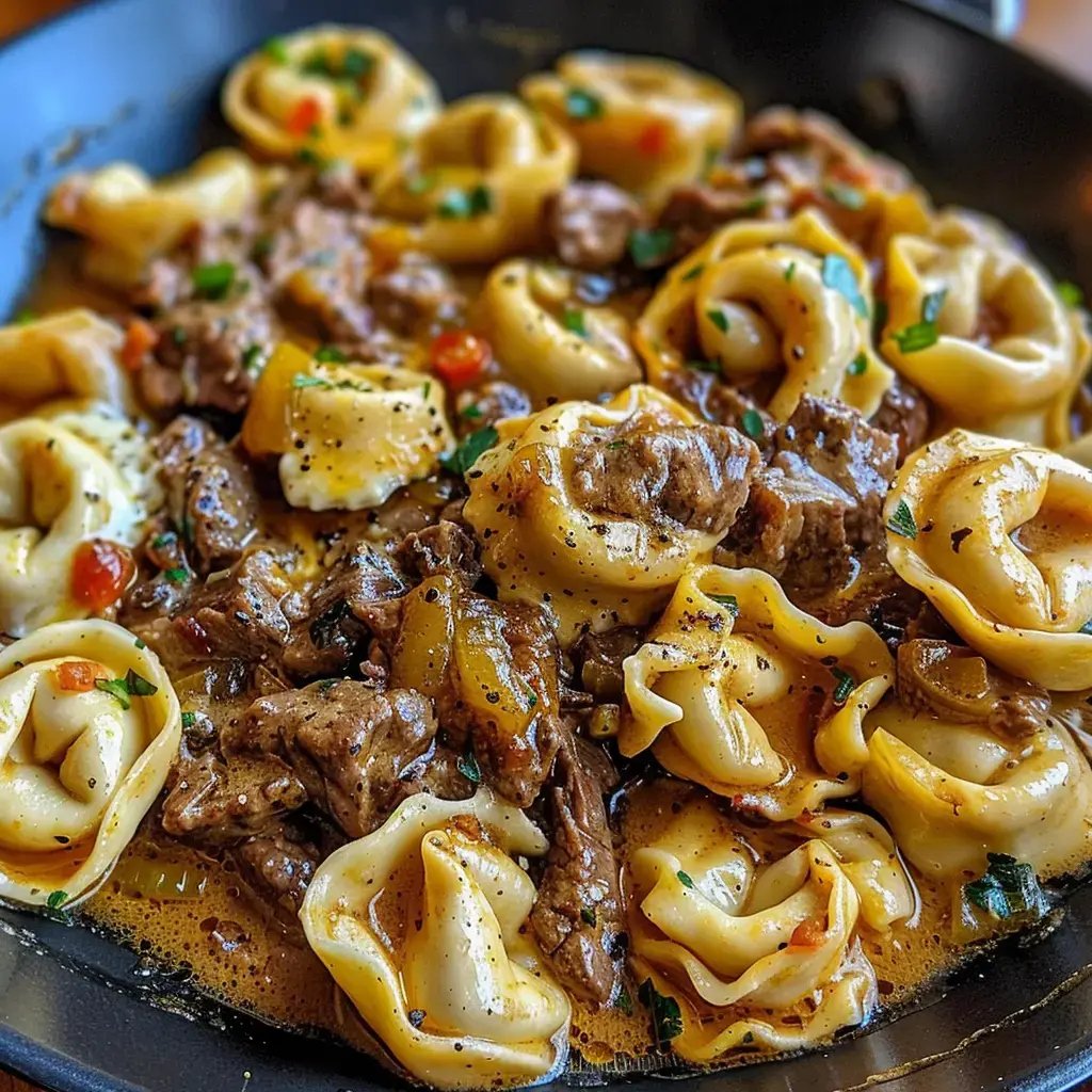 Un mélange appétissant de pâtes farcies avec des morceaux de viande et légumes dans une sauce crémeuse.