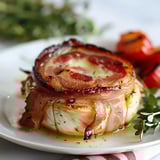 Un fromage enrobé de bacon croustillant accompagné de poivrons grillés et d'herbes fraîches.