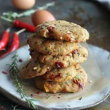 Des biscuits empilés avec piments, herbes et autres ingrédients disposés sur une assiette.